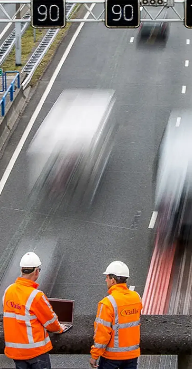 Snelweg met bouwmedewerkers