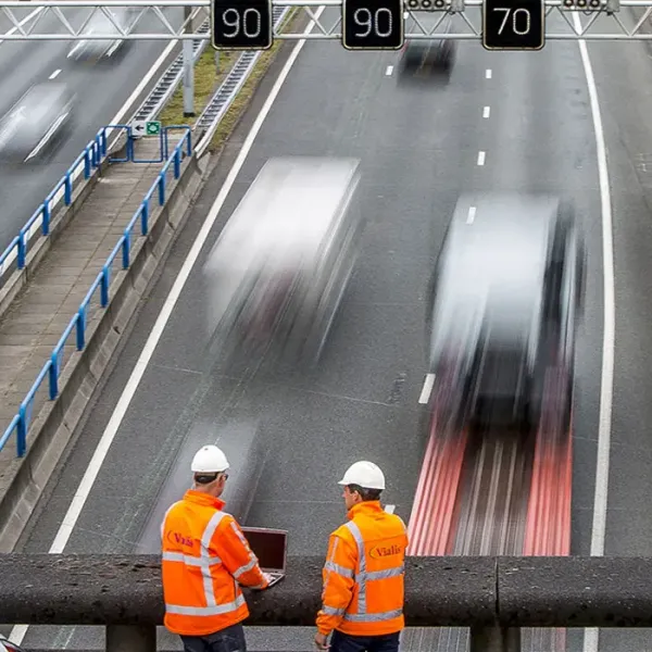Snelweg met bouwmedewerkers